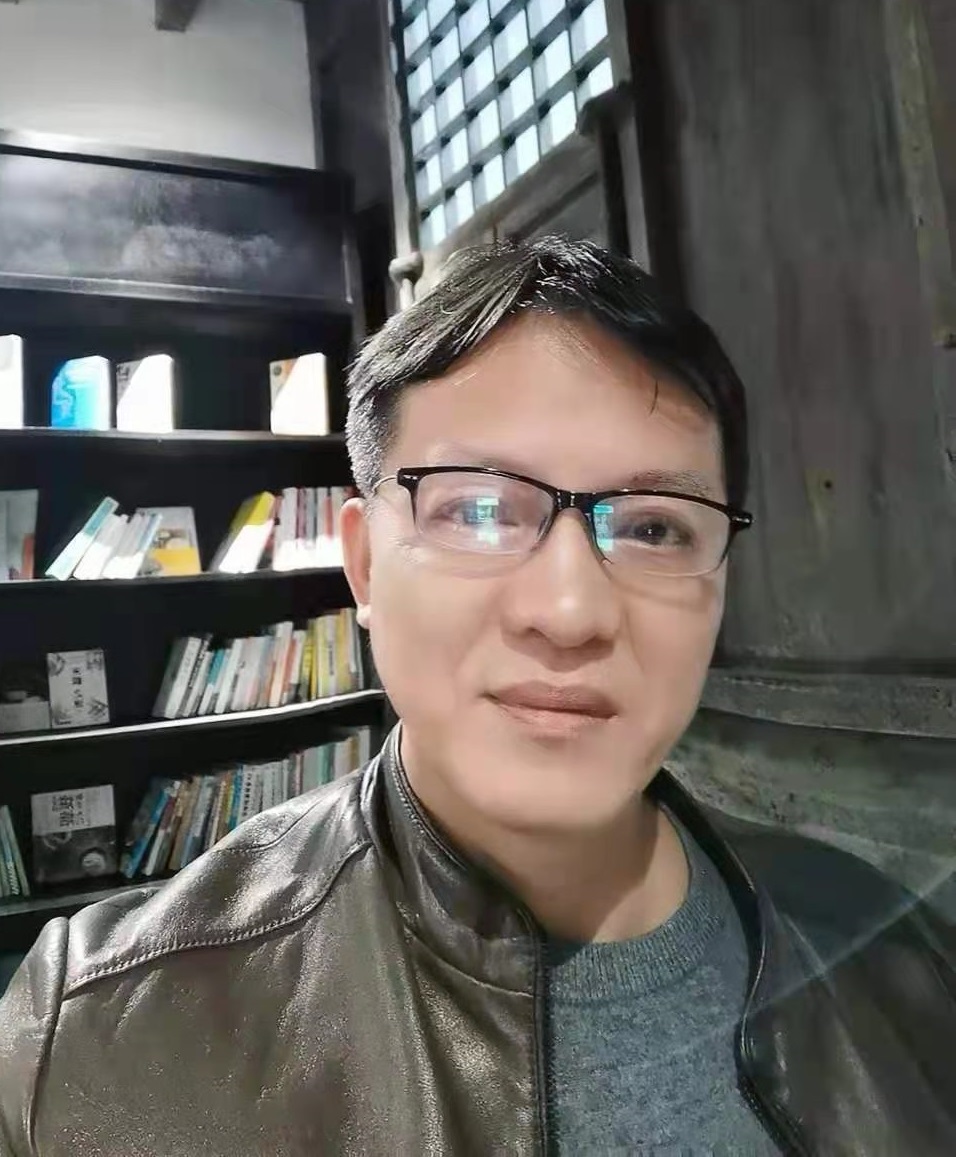 艺术简介靖辉,武汉新洲区人,现居武昌,斋号昔年轩.