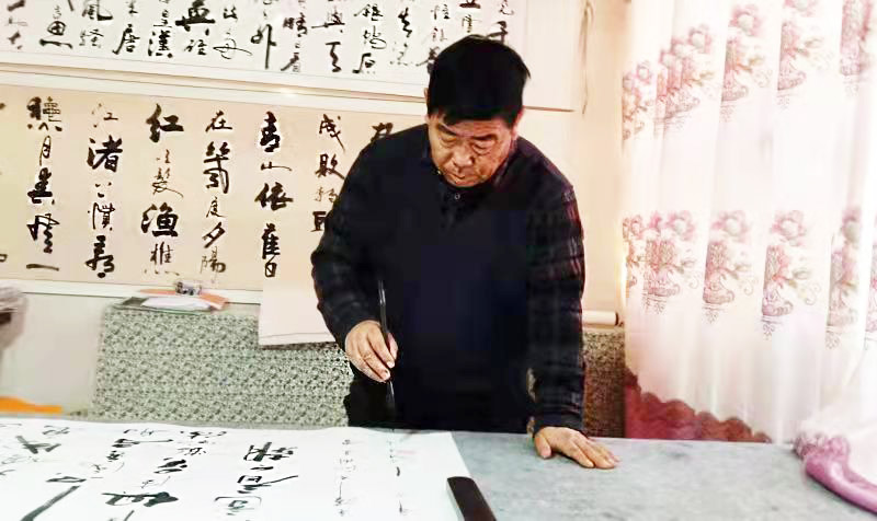 艺术简介苏占財,甘肃武威人,出生于1963年11月,自幼爱好书画
