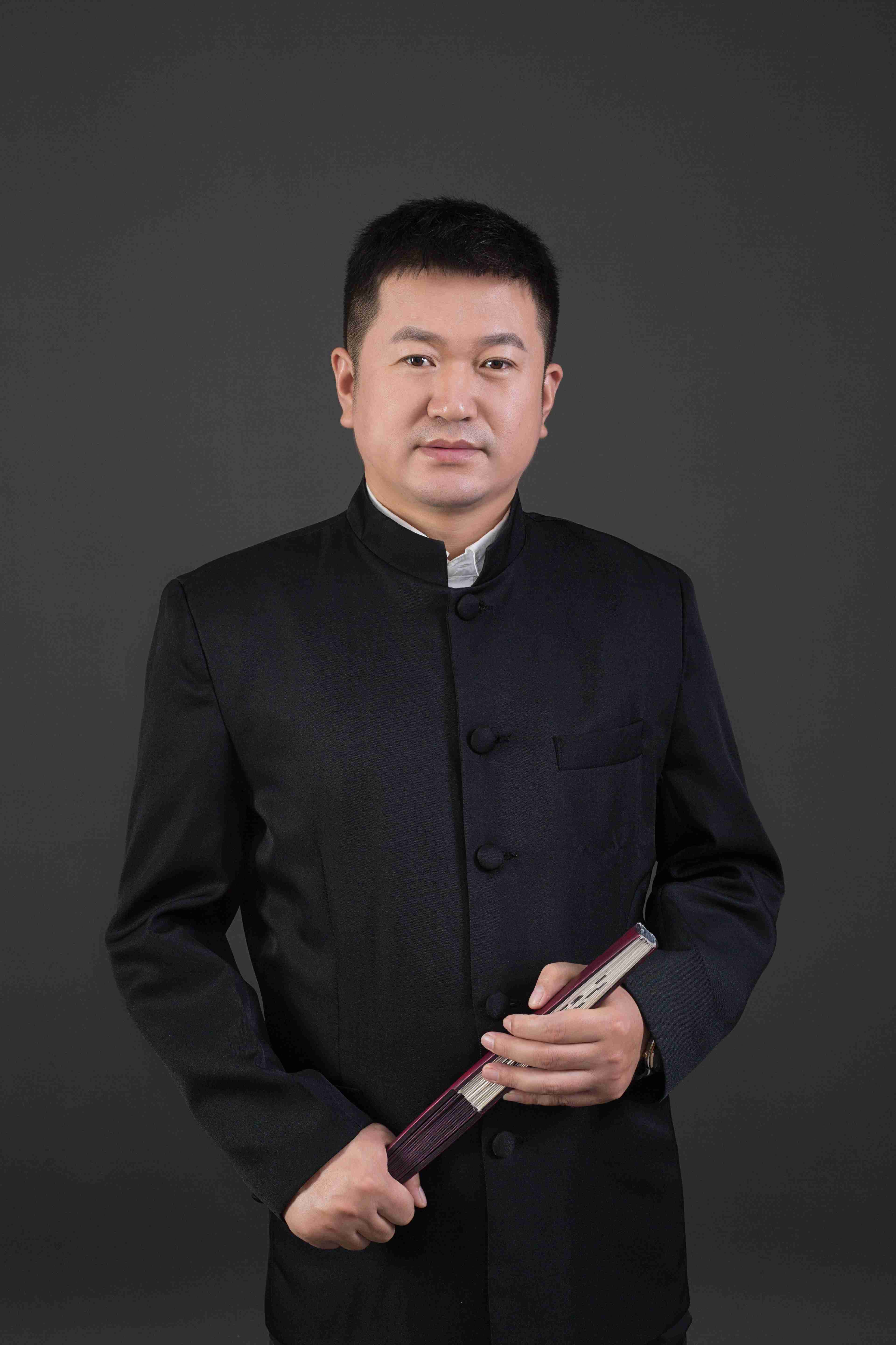 名家简介李广利,自幼受乡贤启蒙研习书画,临池不辍近三十载,翰墨怡情