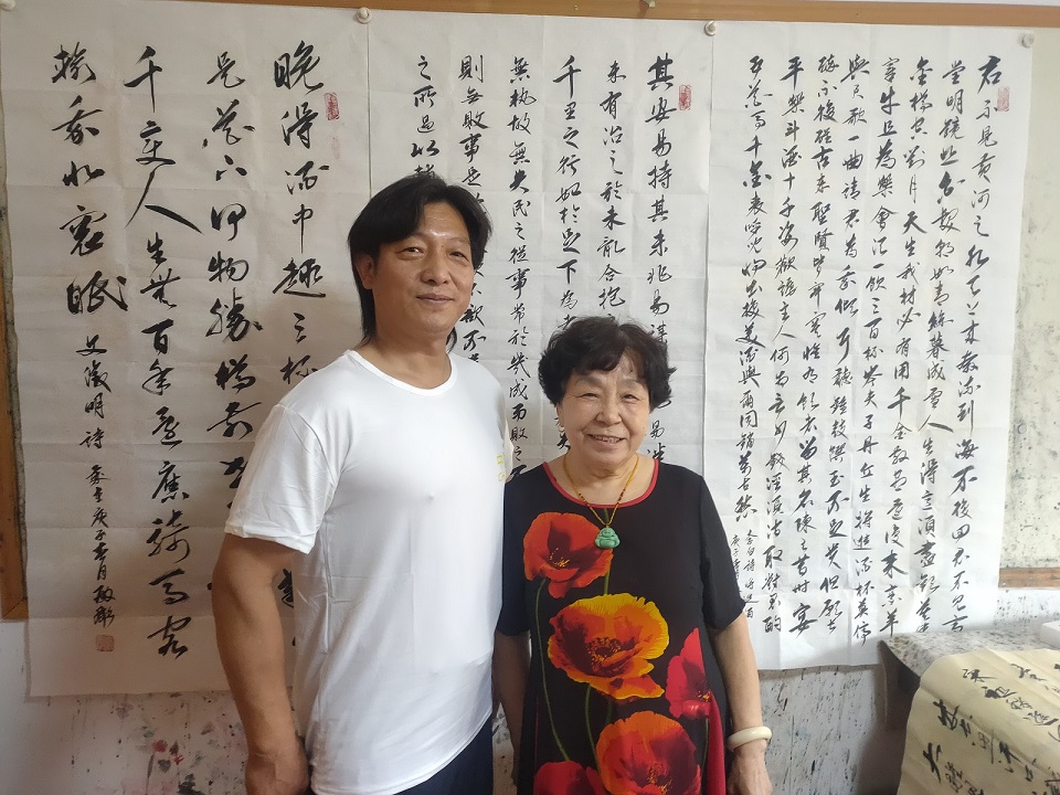 王殿彪老师同国礼艺术家李凤兰交流合影留念王殿彪同父亲学习书法并